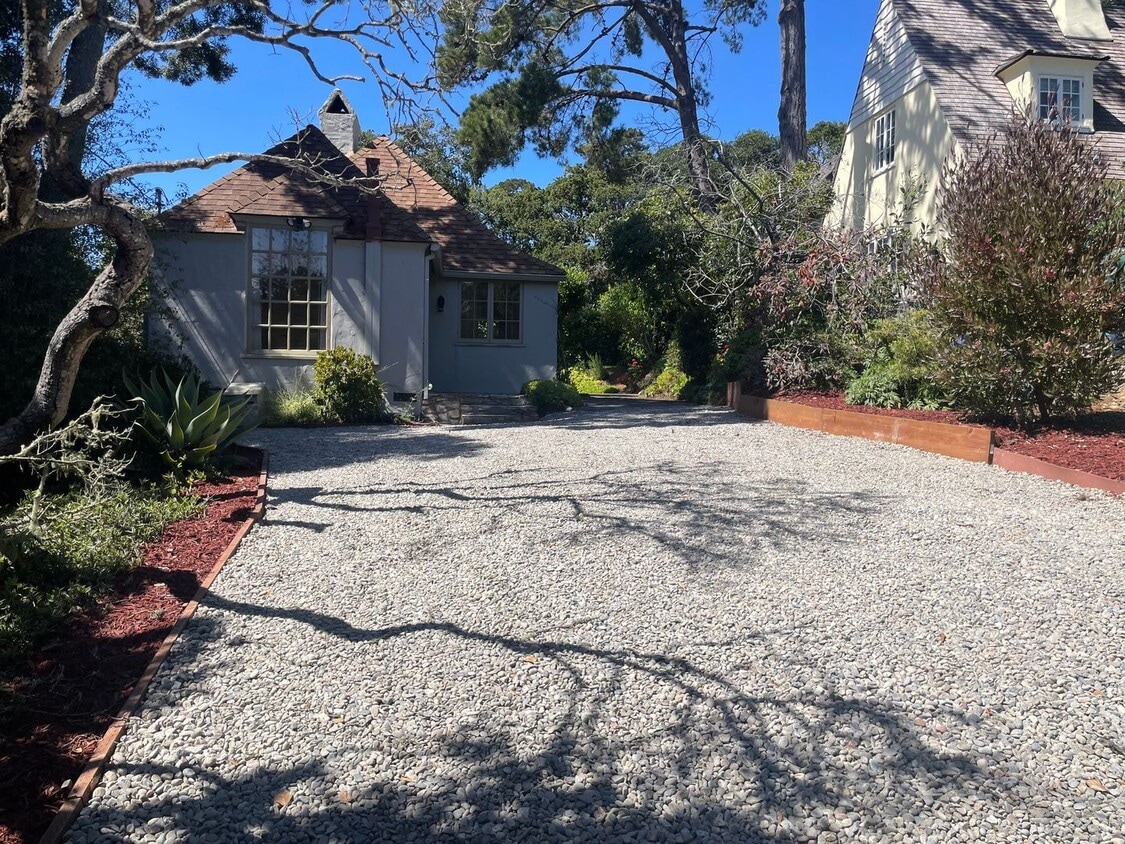 Primary Photo - Charming Carmel Comstock Cottage