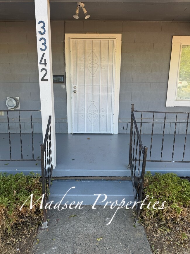 Foto del edificio - 3342 Burlington Ave