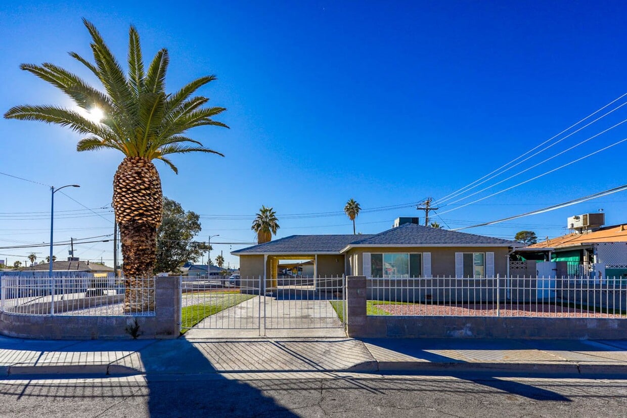 Foto principal - Nicely Updated 2 Bed, 1 Bath Single Story Home In Established Neighborhood