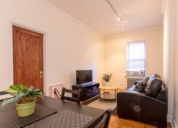 Primary Photo - 405 E 61st St