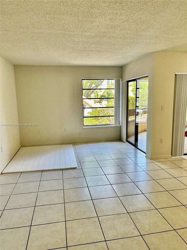 Building Photo - 9015 SW 125th Ave