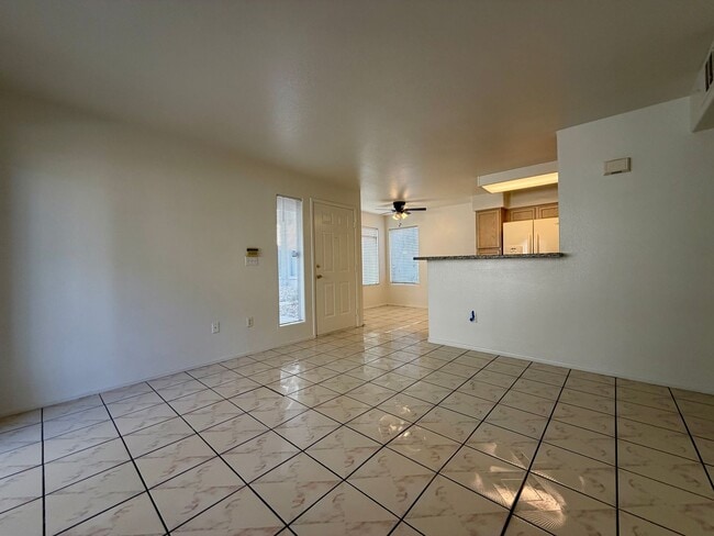 Building Photo - SE 2 bedroom condo in gated community