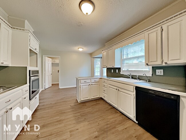 Building Photo - 204 Moon Cir
