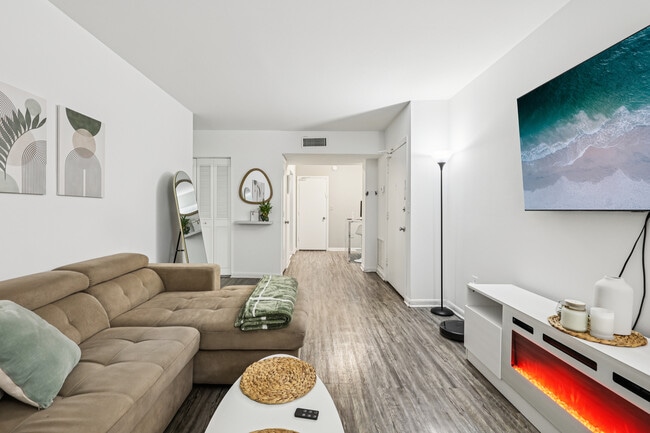 Building Photo - Luna At Hollywood