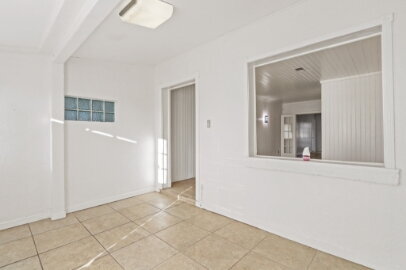 Foto del edificio - Beautiful Kern Place- 4 bedrooms, 3 baths and Refrigerated AC.