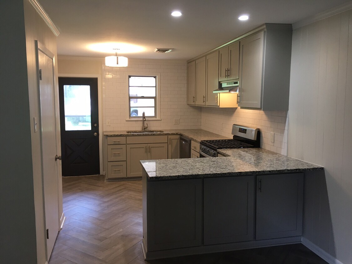 Foto principal - 2404 Spencer Ave