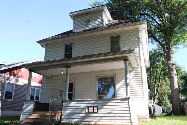Building Photo - Pet Friendly 4 Bedroom near City Park
