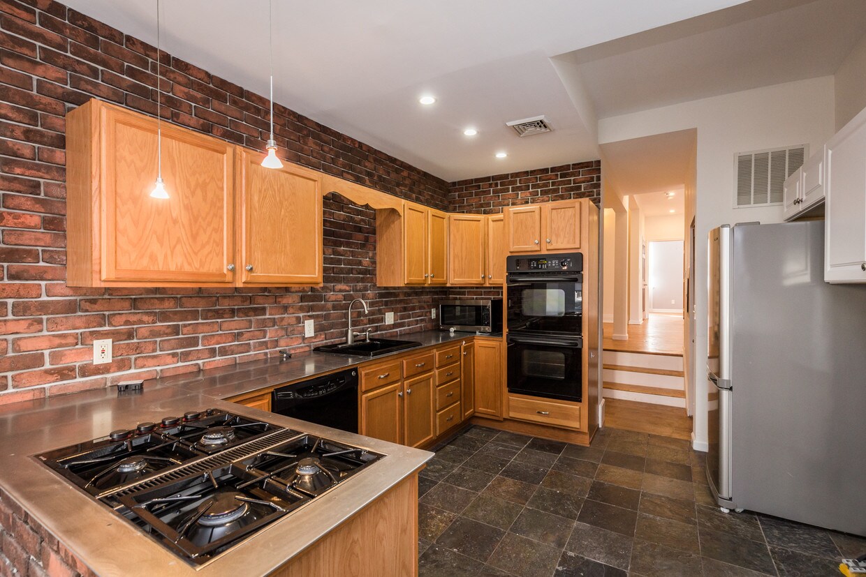 Primary Photo - 4435 Sansom St