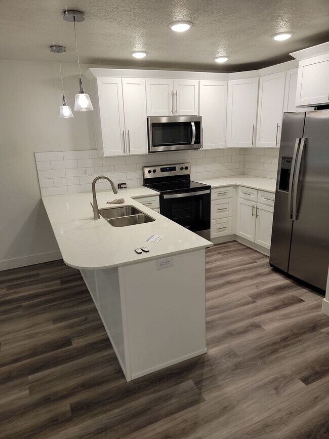 Foto del edificio - 2 Weeks Free Rent in May! West Haven 3 bed...