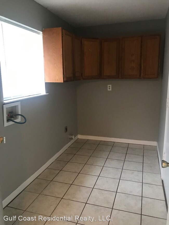 Building Photo - 3 br, 2 bath House - 9121 Warbler