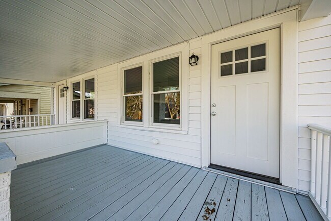 Front Porch - 115-117 N Chase Ave
