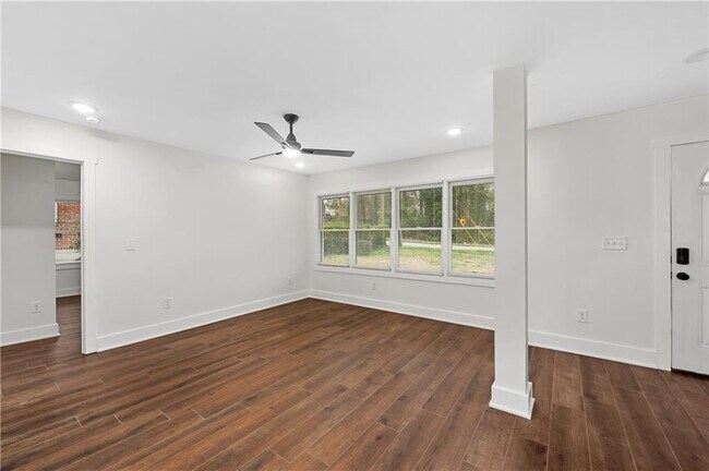 Building Photo - 668 Custer Ave SE