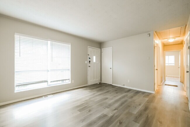 Foto del edificio - 8268 Dunellen Ln