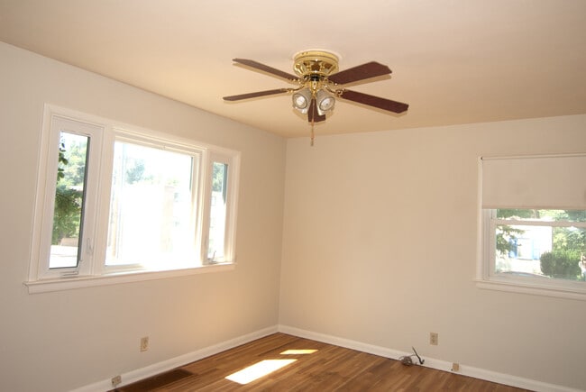 LIVING ROOM - 804 E Dale St