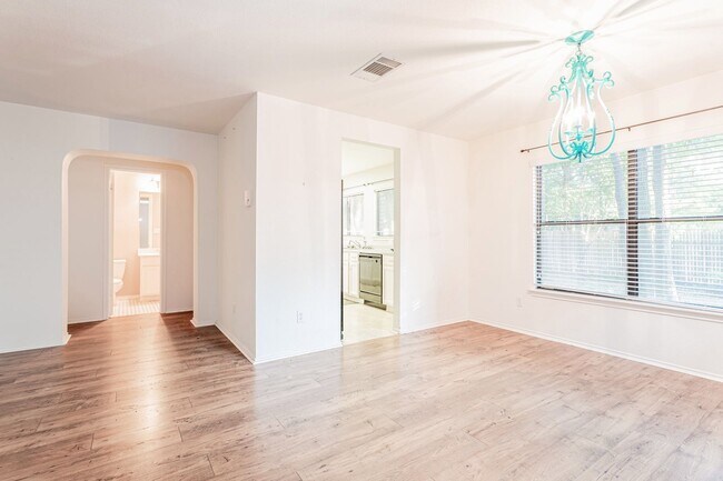 Foto del edificio - Spacious 4BD/2.5BA Two-Story Home with Lar...