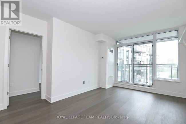 Building Photo - 411-411 MacKay St
