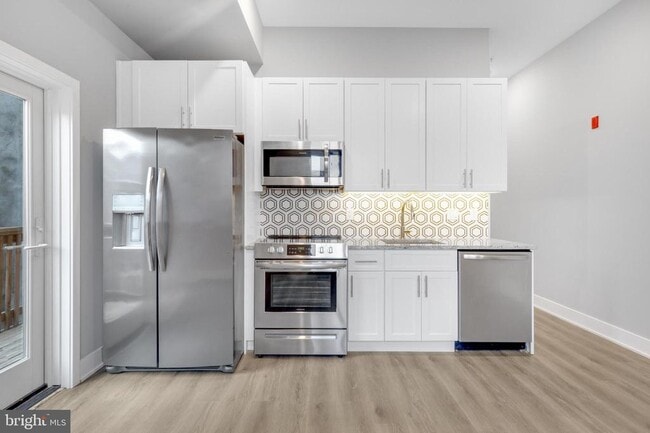 Building Photo - 2119 N Front St