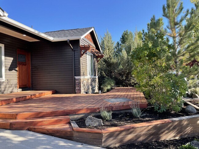 Building Photo - NW Bend Home - Great Location!