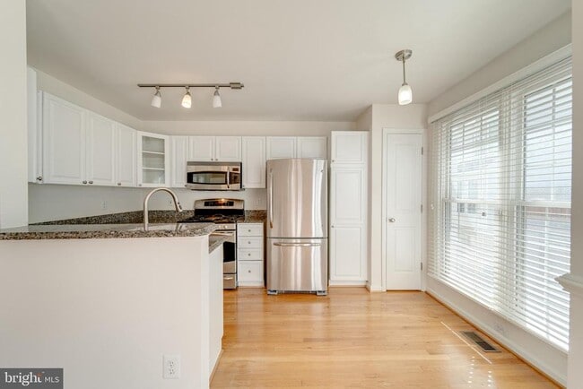 Building Photo - 4656 Kirkland Pl