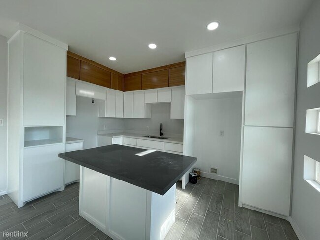 Foto del edificio - 3 br, 2 bath House - 2411 San Charbel St