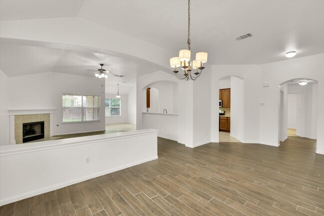Foto del edificio - 808 Meadow Bluff Ct