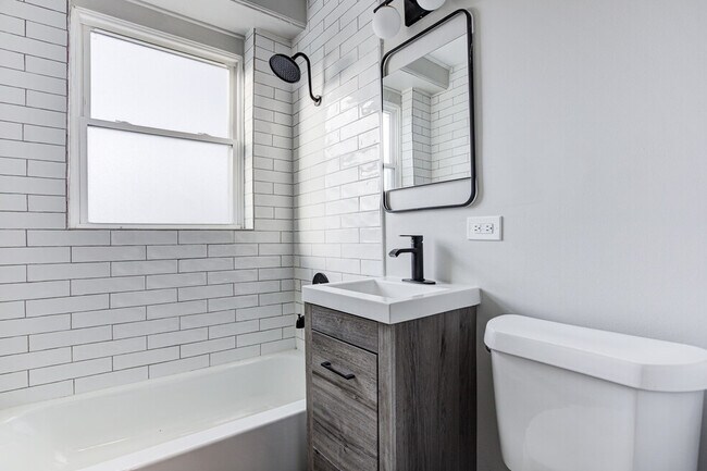 Building Photo - Woodland Apartments