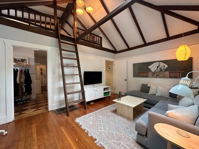 Building Photo - Beautiful 1BR+/1BA Fully Detached Home w/P...