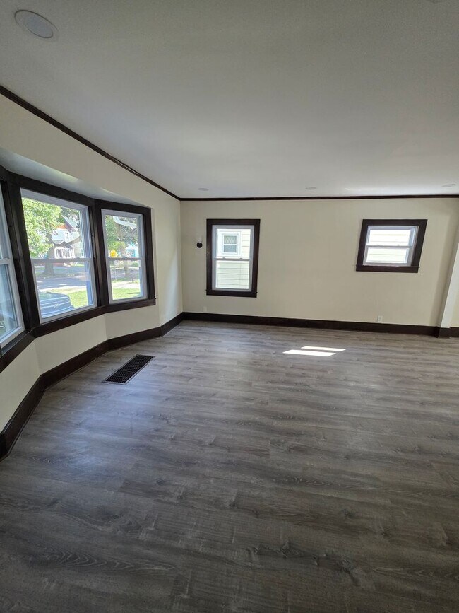 Foto del edificio - Spacious 4-Bedroom, 1½ Bath Single-Family ...