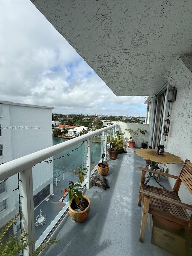 Foto del edificio - 10000 W Bay Harbor Dr