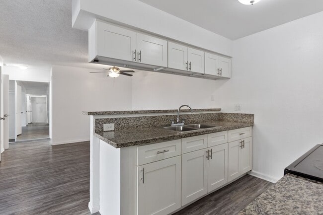 Building Photo - Updated 2 Bedroom Apartment!