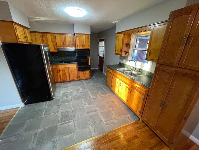 Foto del edificio - Brick Home w/ Detached Garage For Rent Shelbyville