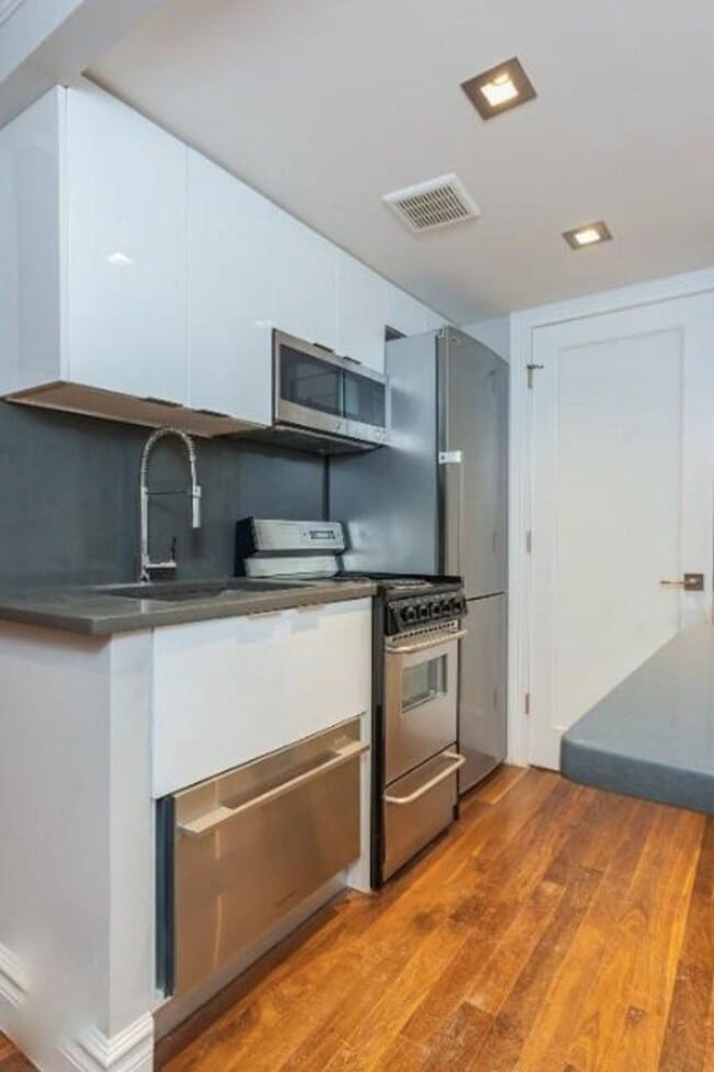 Building Photo - AVE A