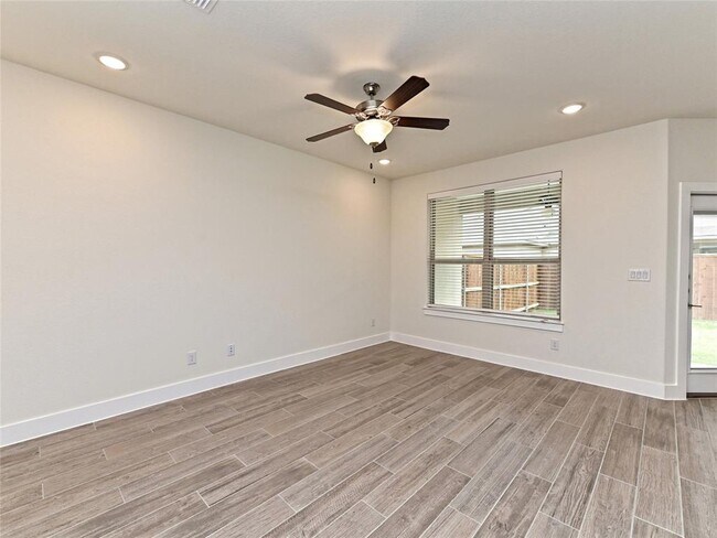 Building Photo - 425 Parkline Dr