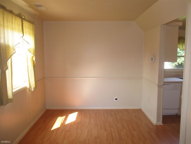 Building Photo - 3 br, 1.5 bath Townhome - 136 Coralwood Rd