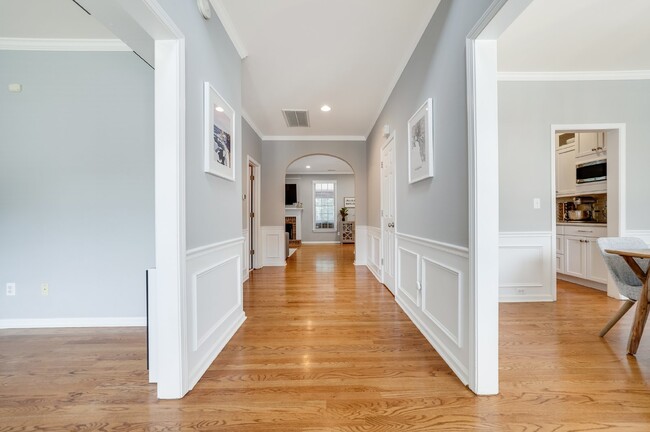 Building Photo - Available 3/15/24 - Furnished short term f...