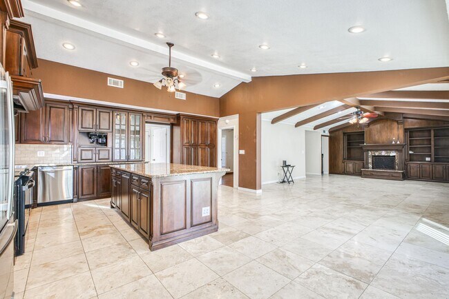 Foto del edificio - Beautiful House with 4 bed - 2 baths - office & covered big Jacuzzi