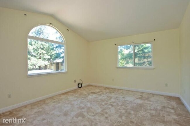 Building Photo - 3 br, 0.5 bath Townhome - 849 Quince ave
