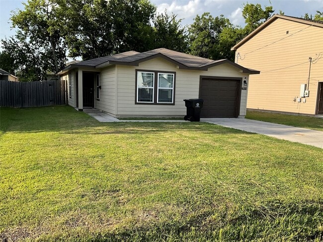 Building Photo - 411 Armstrong St