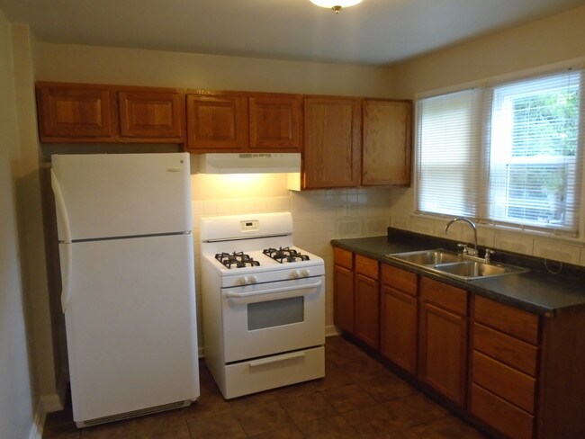 Building Photo - Spacey 2 bedroom home with basement