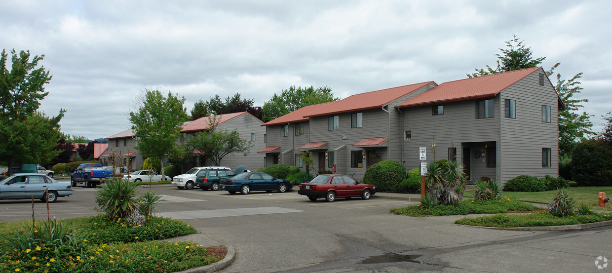 Primary Photo - Oakcrest Family Housing