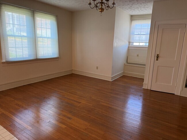 Foto del edificio - 122 E Main St