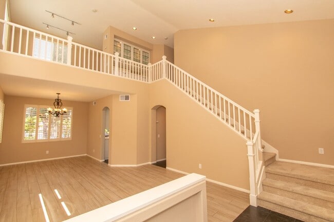 Building Photo - Spacious 3 Bed/2.5 Bath in Desirable UTC La Jolla Community of Toscana