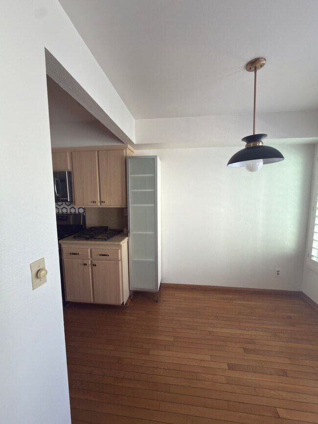 Foto del edificio - DESIRABLE TWO BEDROOM TWO BATH HOME IN STUDIO CITY