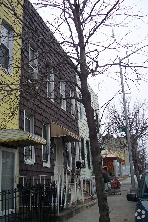 Foto principal - 54-13 Metropolitan Ave