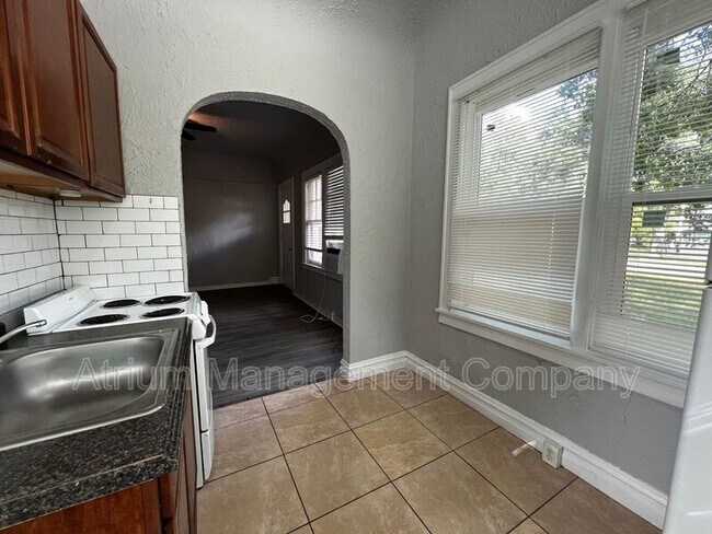 Foto del edificio - 408 W Howry Ave