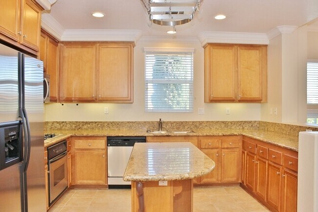 Foto del edificio - Spacious 3BR/2.5BA Townhome in Gated Commu...