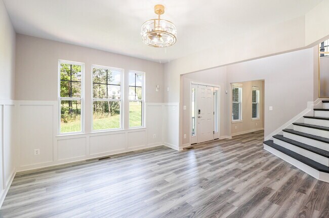 Foto del edificio - Now Available for Lease – Executive Home i...