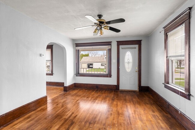 Building Photo - 615 E 3rd St