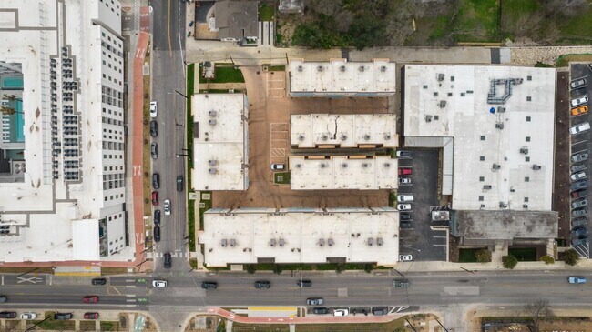 Foto del edificio - 2827 Manor Rd
