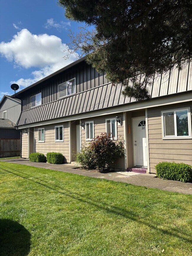 Foto del edificio - 1ST  FULL  MONTH'S  RENT  FREE   Pet-friendly Townhouse Near Parks and Downtown Newberg  Showings...